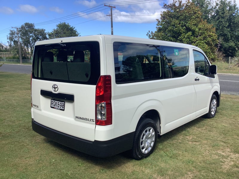2025 Toyota Hiace ZR Minibus 2.8DT 10 Seater NZ... image 5