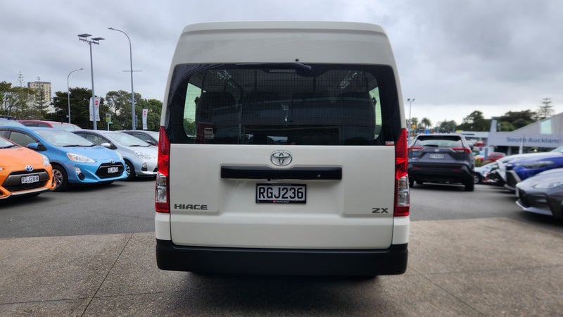 2025 Toyota Hiace ZX 2.8DT. 12 Seater Minibus image 4