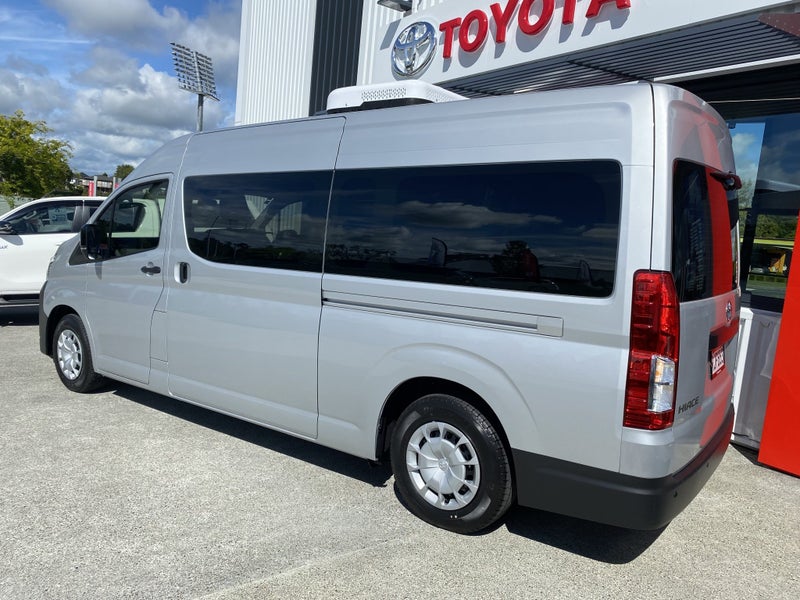 2025 Toyota Hiace ZX 2.8DT 6AT - 12 Seater Minibus image 3