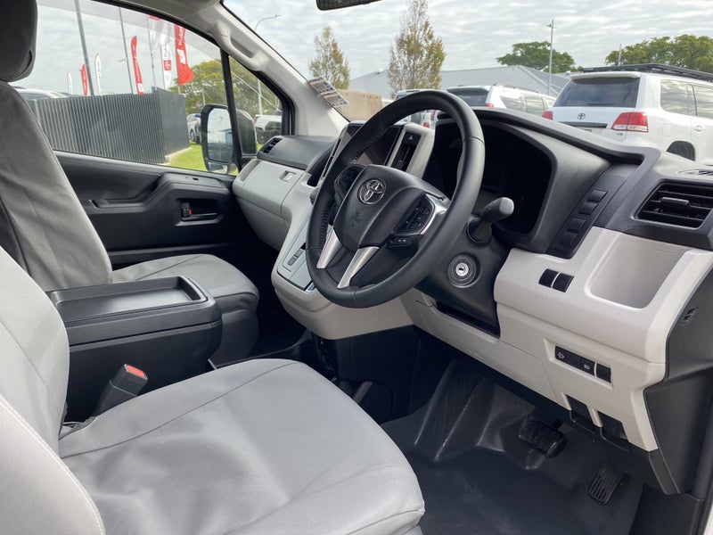 2025 Toyota Hiace ZX 2.8DT 6AT image 5