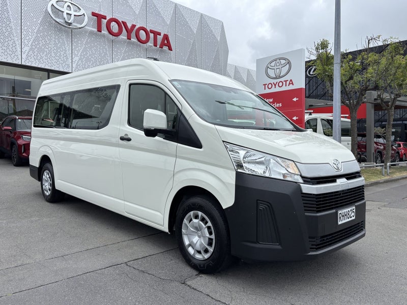 2025 Toyota Hiace ZX Minibus 2.8D Auto image 1