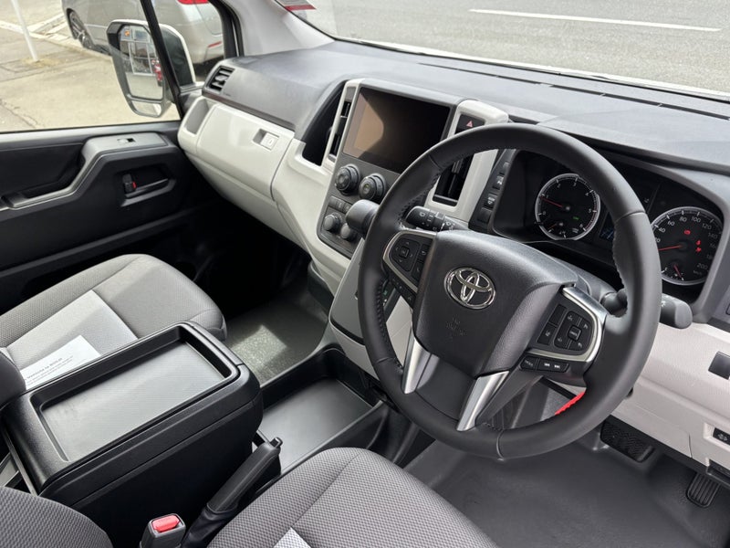 2025 Toyota Hiace ZX Minibus 2.8D Auto image 3
