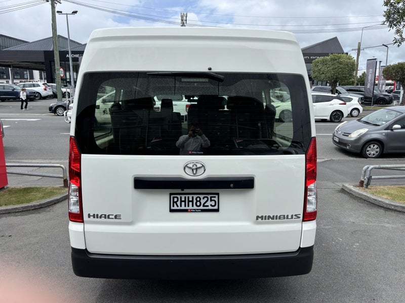 2025 Toyota Hiace ZX Minibus 2.8D Auto image 4