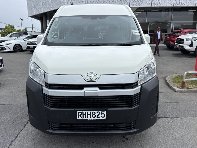 2025 Toyota Hiace ZX Minibus 2.8D Auto image 5