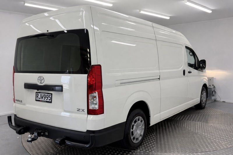 2025 Toyota Hiace Zx Pvn 2.8D image 3