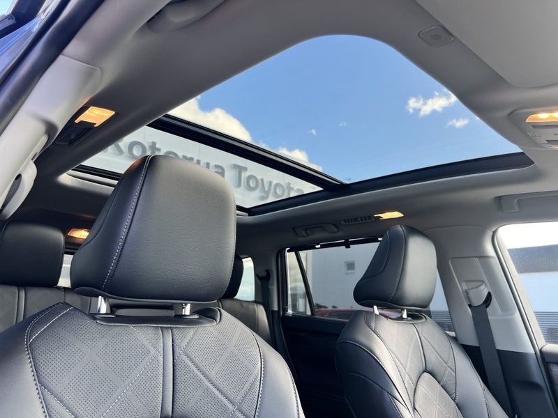 2025 Toyota Highlander Limited ZR 2.5P HEV ECVT... image 3