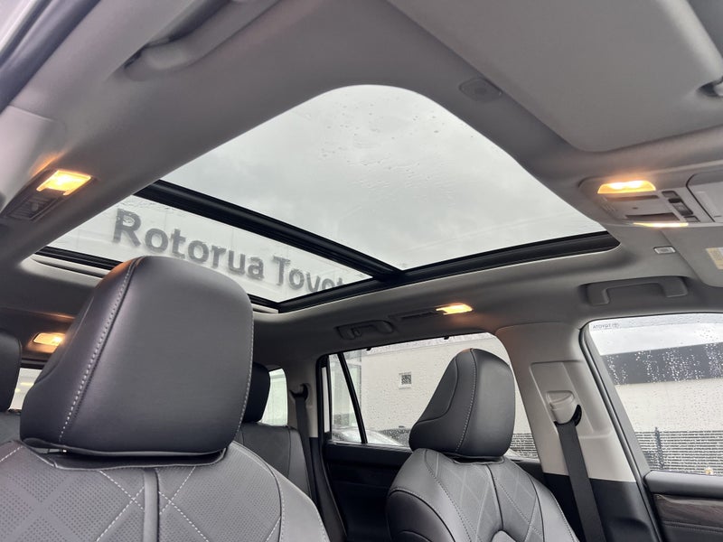2025 Toyota Highlander Limited ZR 2.5P Hybrid AWD image 2