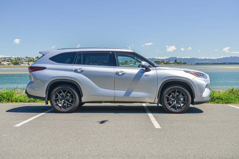 2025 Toyota Highlander Limited ZR with Towbar,... image 3