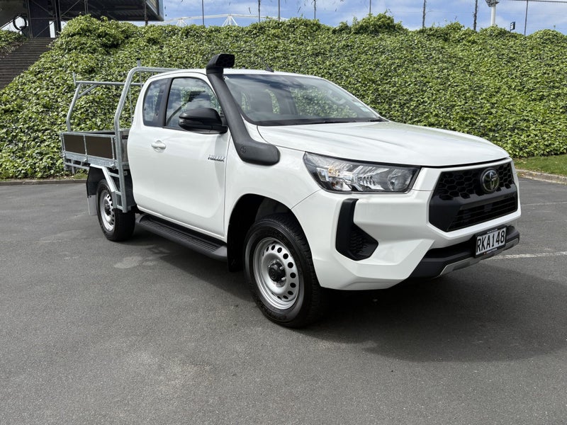 2025 Toyota Hilux 4x4 SR Extra Cab 2.8DT 6Auto image 1