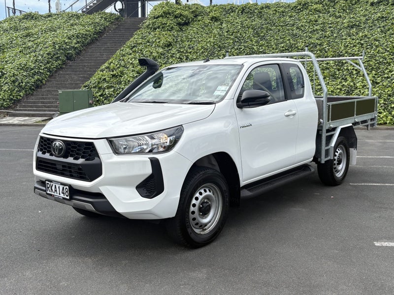 2025 Toyota Hilux 4x4 SR Extra Cab 2.8DT 6Auto image 3