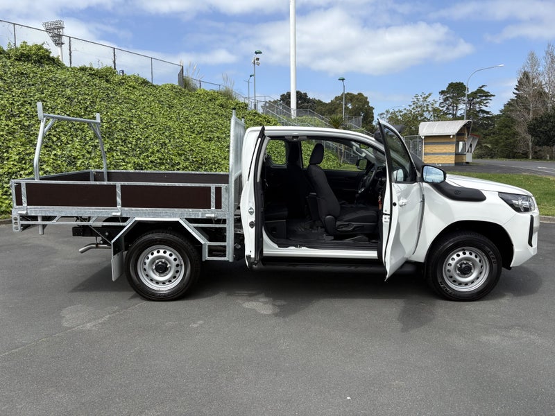 2025 Toyota Hilux 4x4 SR Extra Cab 2.8DT 6Auto image 4