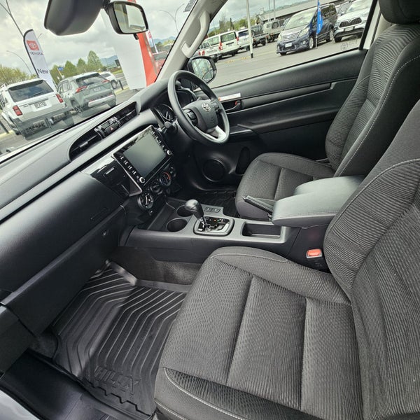 2025 Toyota Hilux Extra Cab 4WD Flatdeck image 2