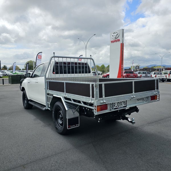 2025 Toyota Hilux Extra Cab 4WD Flatdeck image 3