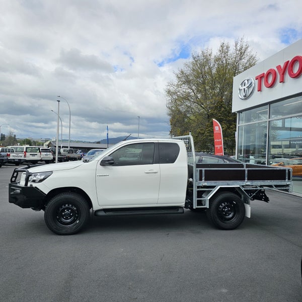 2025 Toyota Hilux Extra Cab 4WD Flatdeck image 4