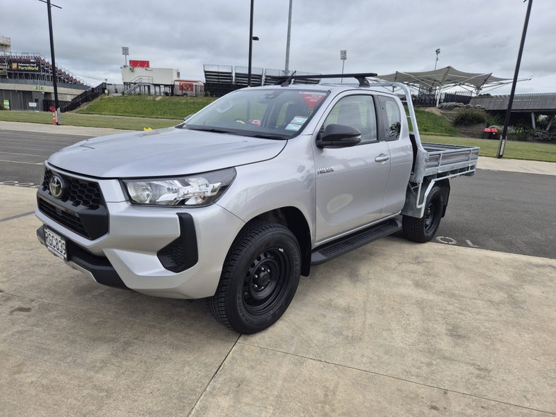 2025 Toyota Hilux SR 2.8DT 6AT 2WD Flat Deck -... image 3