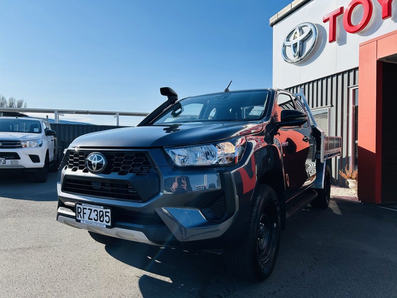 2025 Toyota Hilux SR 2.8DT Automatic 4WD Extra... image 3