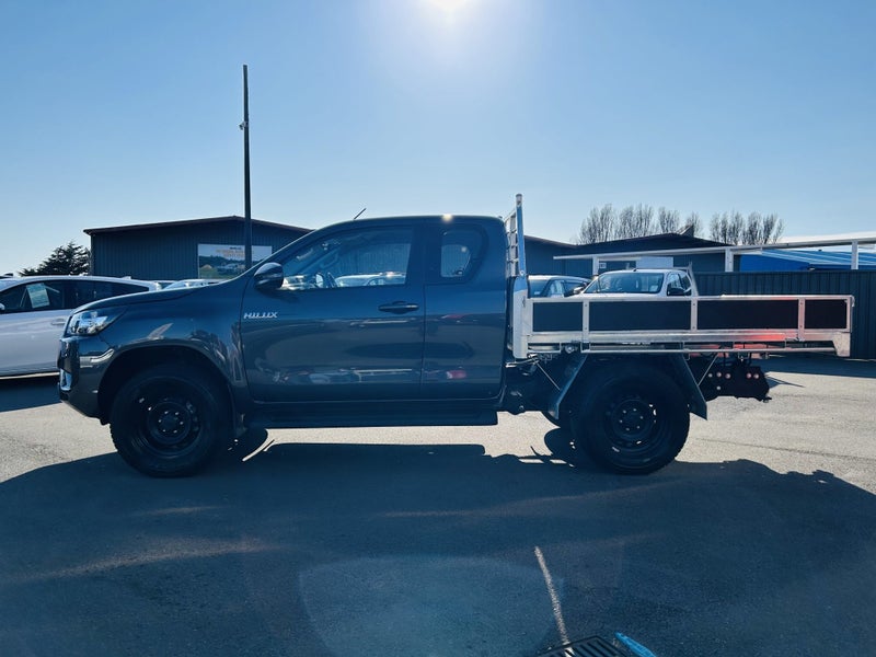 2025 Toyota Hilux SR 2.8DT Automatic 4WD Extra... image 5