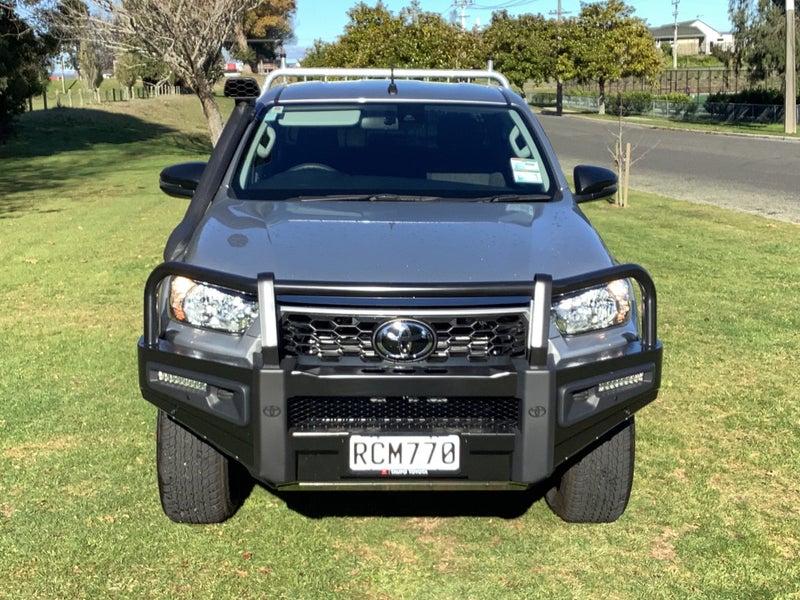 2025 Toyota Hilux SR 2.8DT Hybrid 6AT 4WD Flat... image 3