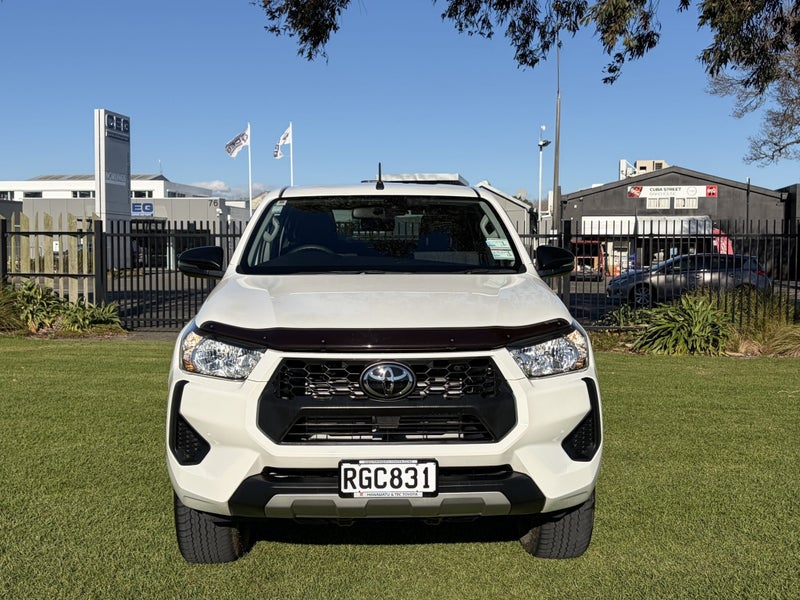 2025 Toyota Hilux SR 2.8DT Hybrid Automatic 4WD... image 2