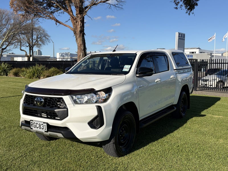 2025 Toyota Hilux SR 2.8DT Hybrid Automatic 4WD... image 3