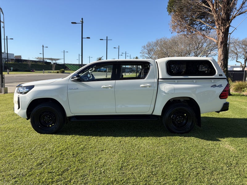 2025 Toyota Hilux SR 2.8DT Hybrid Automatic 4WD... image 5