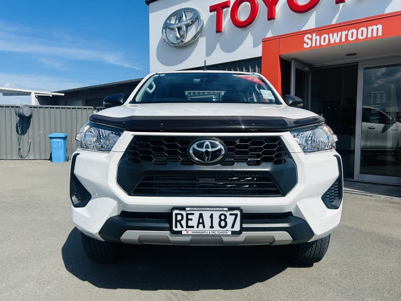 2025 Toyota Hilux SR 2.8DT Hybrid Automatic 4WD... image 2