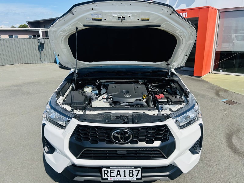 2025 Toyota Hilux SR 2.8DT Hybrid Automatic 4WD... image 3