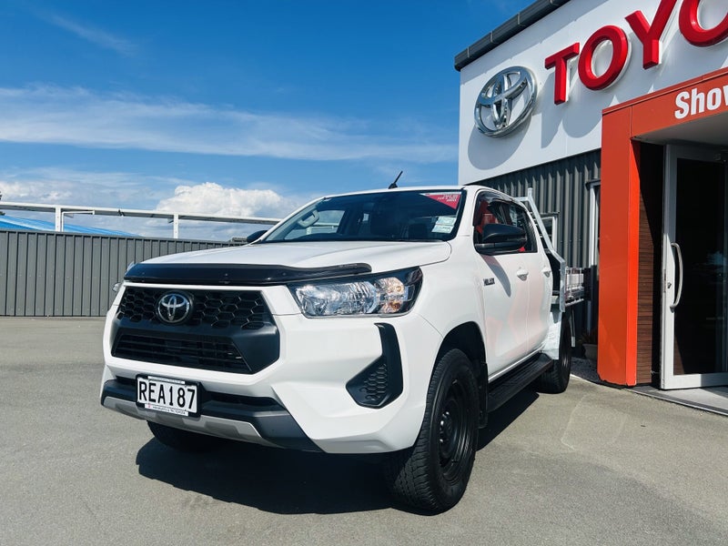 2025 Toyota Hilux SR 2.8DT Hybrid Automatic 4WD... image 5