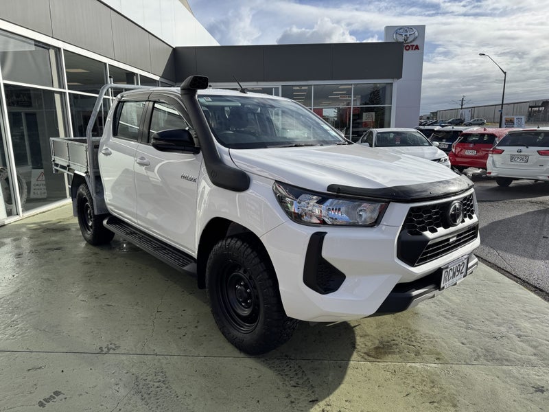 2025 Toyota Hilux SR 2.8DT Hybrid Automatic 4WD... image 3