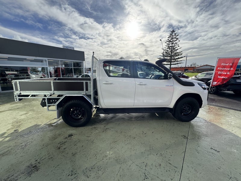 2025 Toyota Hilux SR 2.8DT Hybrid Automatic 4WD... image 4