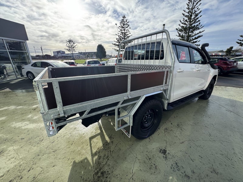 2025 Toyota Hilux SR 2.8DT Hybrid Automatic 4WD... image 5