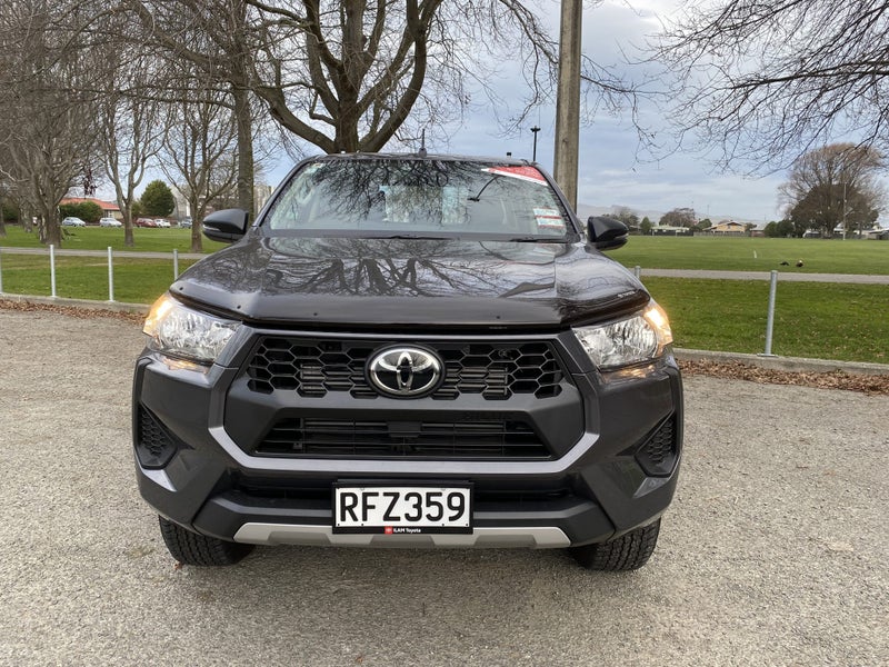 2025 Toyota Hilux SR 2.8L Turbo Diesel Mild Hyb... image 3