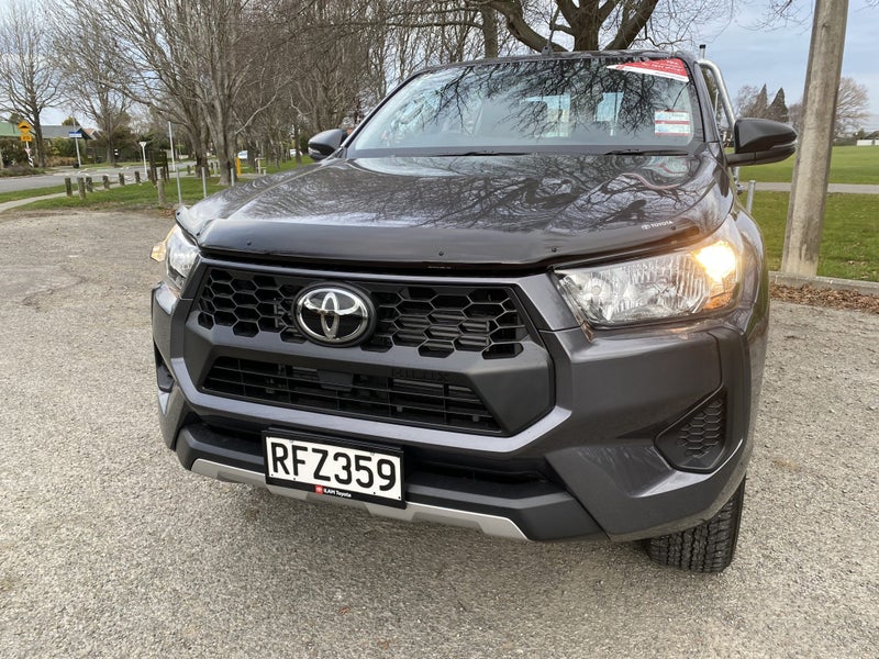 2025 Toyota Hilux SR 2.8L Turbo Diesel Mild Hyb... image 4