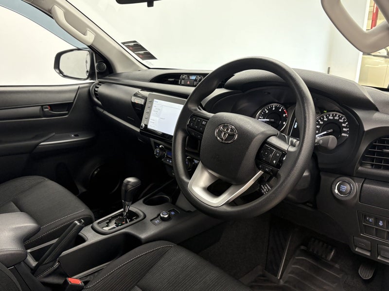 2025 Toyota Hilux SR 2.8TD MHEV 4WD Double Cab image 3