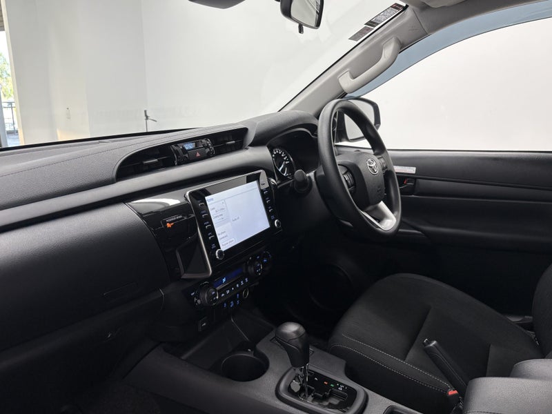 2025 Toyota Hilux SR 2.8TD MHEV 4WD Double Cab image 4