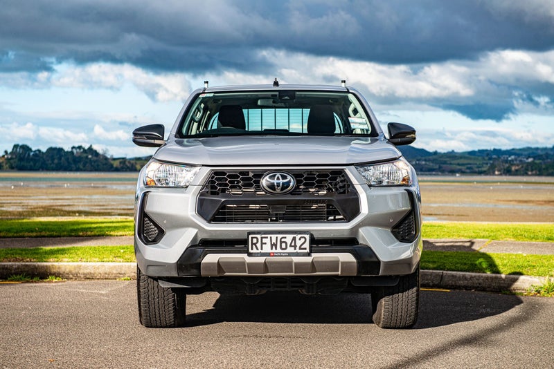 2025 Toyota Hilux SR 2WD Flat Deck image 2