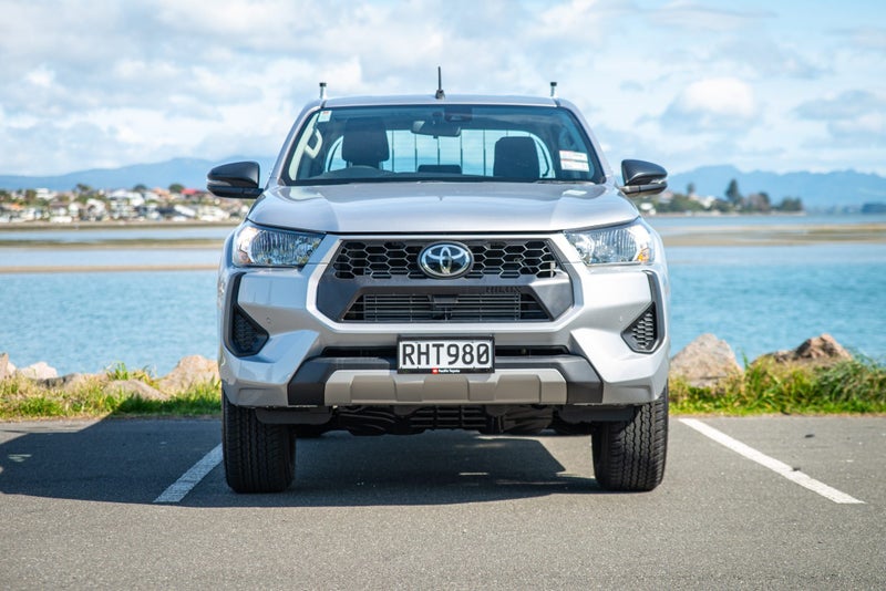 2025 Toyota Hilux SR 2WD With Flat Deck image 2