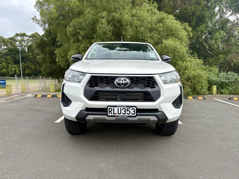 2025 Toyota Hilux SR 4x2 2.8DT 6AT 2WD DCW/4D/5S image 2