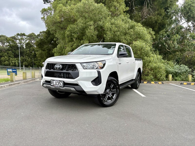 2025 Toyota Hilux SR 4x2 2.8DT 6AT 2WD DCW/4D/5S image 3