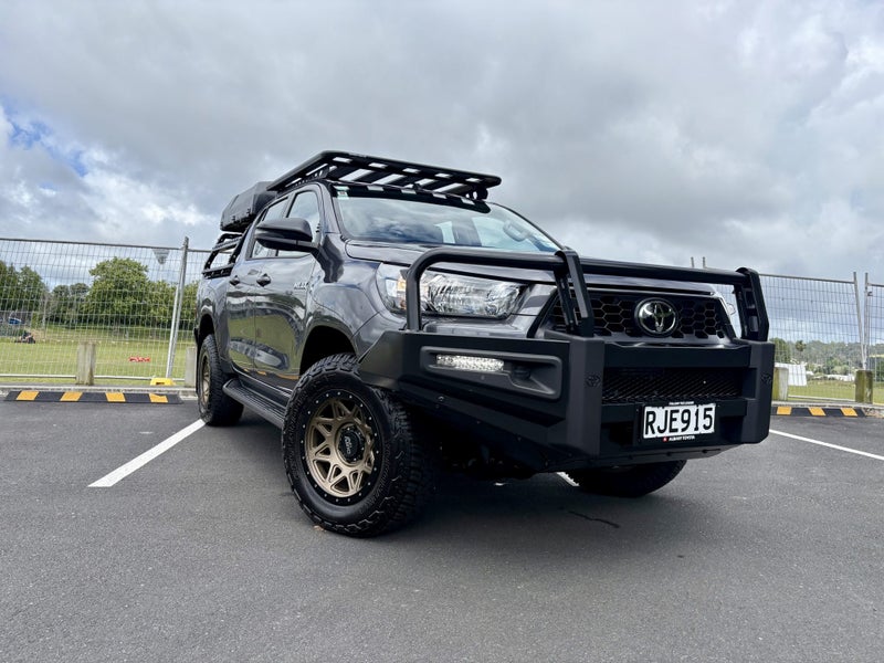 2025 Toyota Hilux SR 4x4 2.8DT HYBRID 6AT Wellside image 1