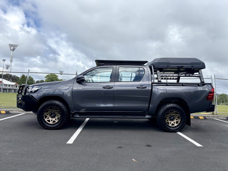 2025 Toyota Hilux SR 4x4 2.8DT HYBRID 6AT Wellside image 4