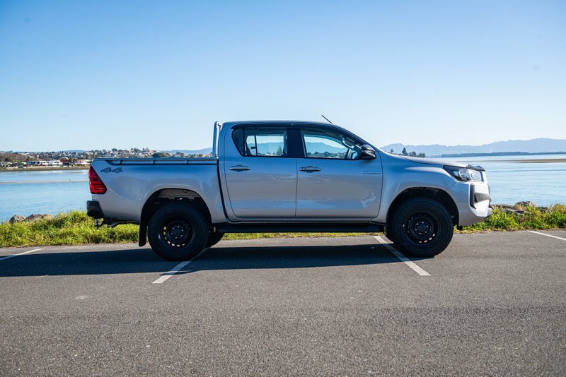 2025 Toyota Hilux SR 4x4 Hybrid image 3