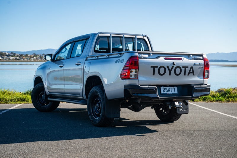 2025 Toyota Hilux SR 4x4 Hybrid image 4