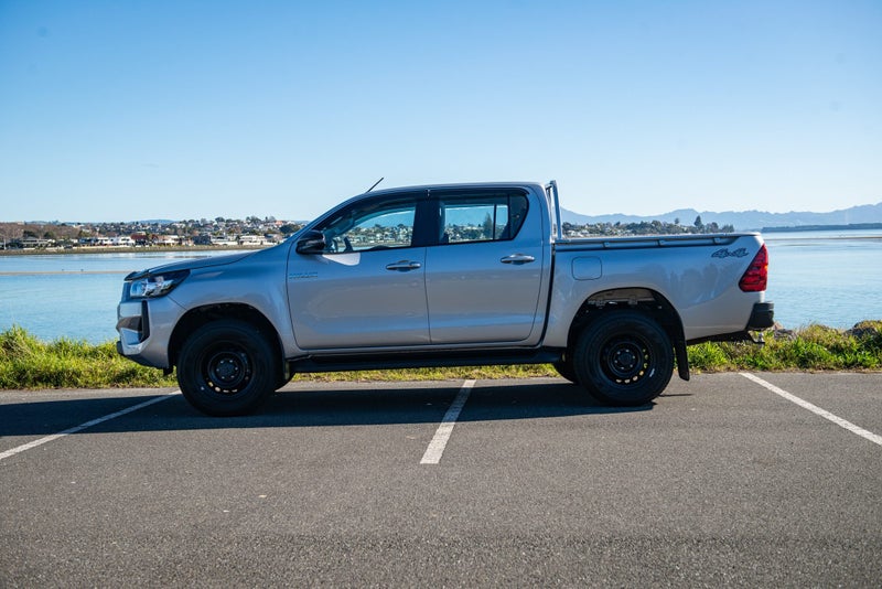 2025 Toyota Hilux SR 4x4 Hybrid image 5