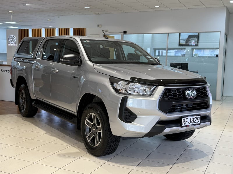 2025 Toyota Hilux SR Double Cab image 1