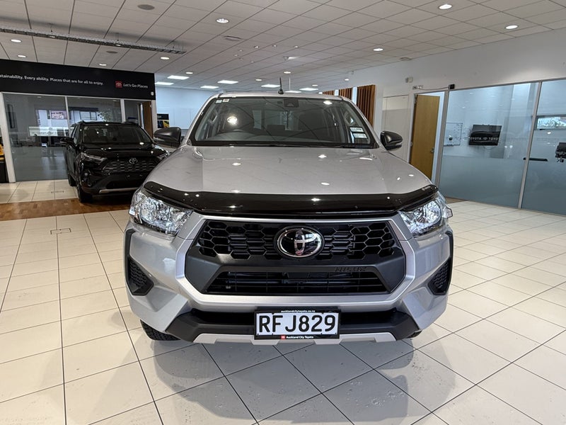 2025 Toyota Hilux SR Double Cab image 2