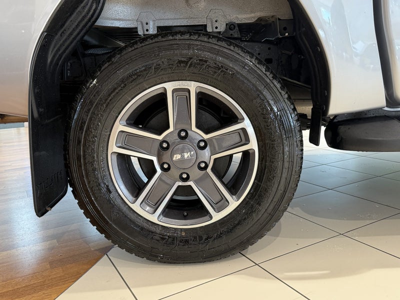 2025 Toyota Hilux SR Double Cab image 4