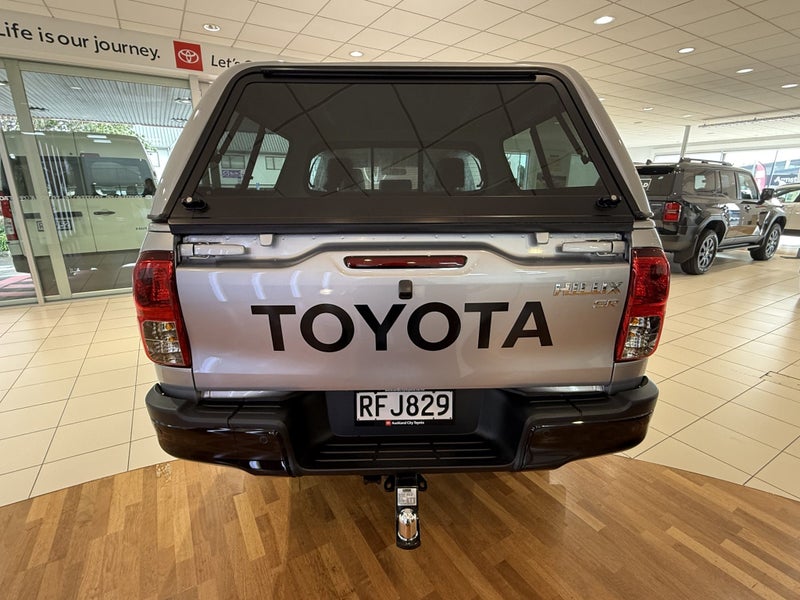 2025 Toyota Hilux SR Double Cab image 5