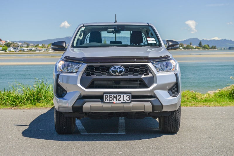 2025 Toyota Hilux SR Hybrid 4WD image 2