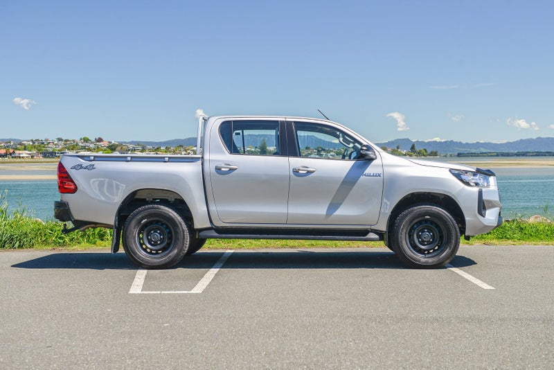 2025 Toyota Hilux SR Hybrid 4WD image 4